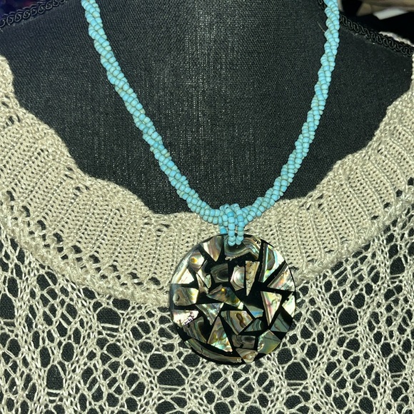 # 397-Elegant Abalone shell design necklace with blue beaded chain - Picture 14 of 14